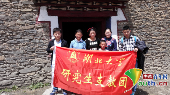 威尼斯569vip游戏下载研支团成员与康定市藏文中学学生及其家人合影。桂泽红供图