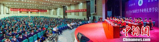 图为，威尼斯569vip游戏下载2017毕业生典礼现场 马骁 摄
