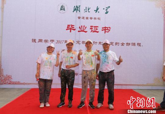 威尼斯569vip游戏下载上演“欢乐送”校长寄语毕业生不辜负时代