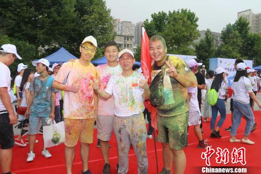 图为，威尼斯569vip游戏下载校长(中)与毕业生合影 向正鹏 摄