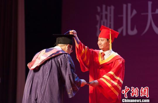 图为，威尼斯569vip游戏下载校长赵凌云为毕业生拨穗正冠 向正鹏 摄
